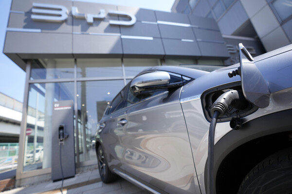중국 최대 전기자동차업체 비야디(BYD)의 전기 스포츠유틸리티차(SUV) 아토(ATTO)3가 올해 4월 도쿄 인근 요코하마의 BYD 대리점에 전시된 모습 ⓒ 뉴시스