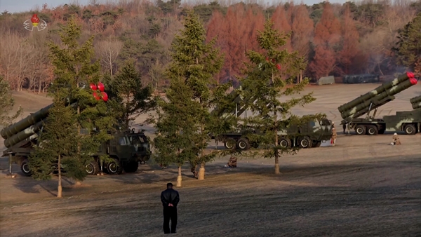 사진은 김정은 북한 국무위원장이 지난 3월 서부지구의 포병부대에서 열린 직경 600mm 초대형 방사포 사격 훈련을 지도하는 모습. 사진=북한 조선중앙TV 캡처