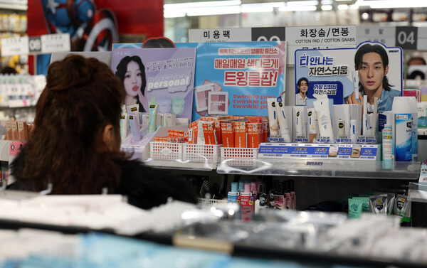 서울시내 한 다이소 매장에서 고객이 화장품을 살펴보고 있다. ⓒ뉴시스