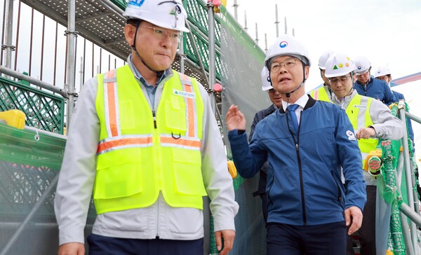 이정식 고용노동부 장관이 지난해 9월 21일 서울 은평구 대조1구역 재개발 공사현장을 둘러보고 있는 모습. © 고용노동부