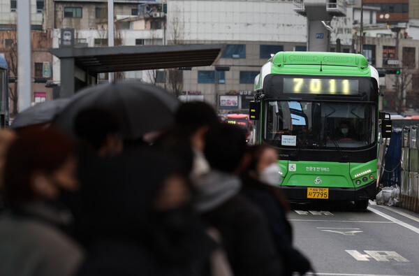 26일 서울역을 지나는 서울 시내버스와 이용객들 모습. 