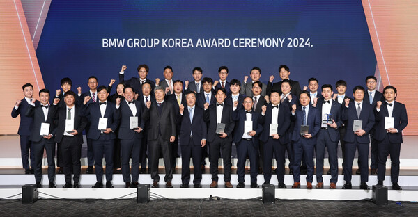 ’BMW 그룹 코리아 어워드 2024’에서 수상한 삼천리 모터스 임직원 단체사진 ⓒ삼천리