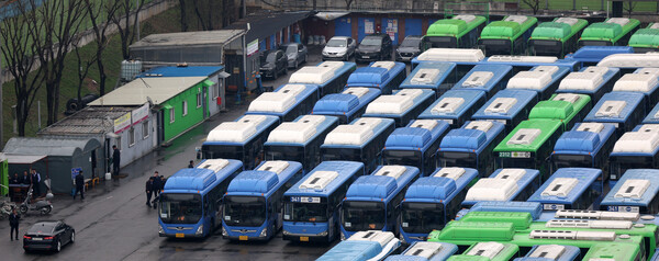 28일 서울 소재 시내버스 차고지에 버스들이 주차돼있다. 