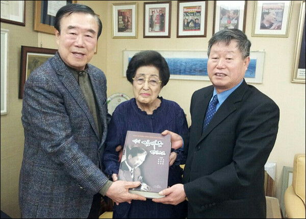  책 50권 공편저자 김옥두(새천년민주당 전 사무총장)과 함께 기증하며 기념하다.