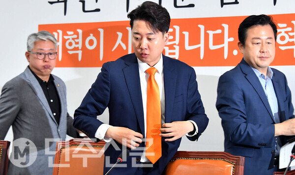 이준석 개혁신당 대표가 15일 오전 여의도 국회에서 열린 최고위원회의에 참석해 자리에 배석하고 있다.     ⓒ민주신문 김현수 기자