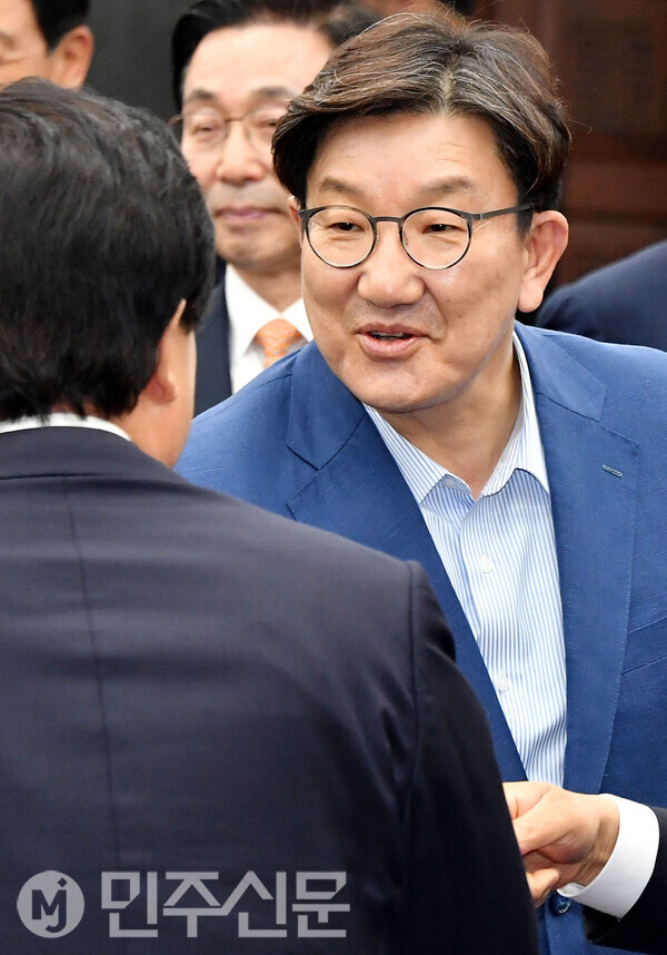 국민의힘 권성동 의원이 22일 오전 여의도 국회에서 열린 당선자 총회에 참석해 행사 시작 전 당선자들과 인사를 나누고 있다.   ⓒ민주신문 김현수 기자