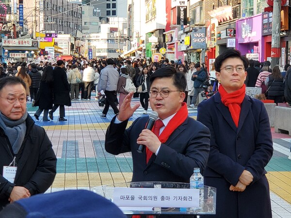 함운경 국민의힘 서울 마포을 후보가 지지를 호소하고 있다. ⓒ 함운경 후보 캠프