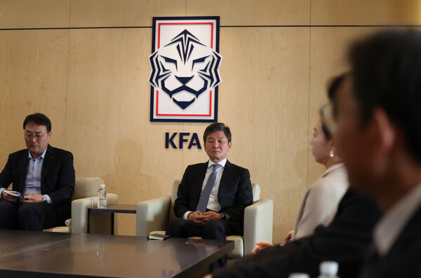 정몽규 대한축구협회장(가운데)이 서울 축구회관에서 KFA 임원회의를 주재하고 있다. ⓒ뉴시스 