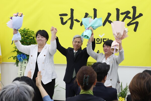 권영국 정의당 신임 대표를 비롯한 지도부가 28일 오전 서울 여의도 국회에서 열린 정의당 7·8기 이취임식에서 꽃다발을 들고 기념촬영을 하고 있다. 왼쪽부터 문정은 부대표, 권 대표, 엄정애 부대표. ⓒ 뉴시스