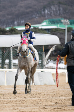스포츠서울배 우승 직후 문세영 기수 ⓒ 한국마사회