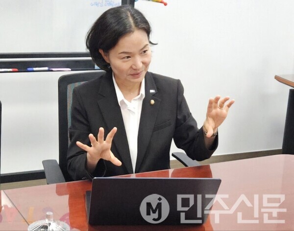 조국혁신당 이해민 의원의 인터뷰 현장 사진 © 민주신문 이현민 기자