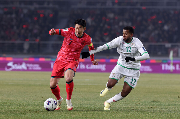 20일 오후 경기 고양시 고양종합운동장에서 열린 '2026 국제축구연맹(FIFA) 북중미 월드컵 아시아 지역 3차 예선 B조 7차전' 대한민국과 오만의 경기에서 손흥민(토트넘)이 드리블을 하고 있다. ⓒ뉴시스