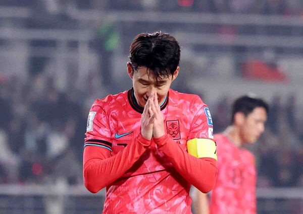 20일 오후 경기 고양시 고양종합운동장에서 열린 '2026 국제축구연맹(FIFA) 북중미 월드컵 아시아 지역 3차 예선 B조 7차전' 대한민국과 오만의 경기에서 손흥민이 슛을 실패한 후 아쉬워하고 있다. ⓒ뉴시스 