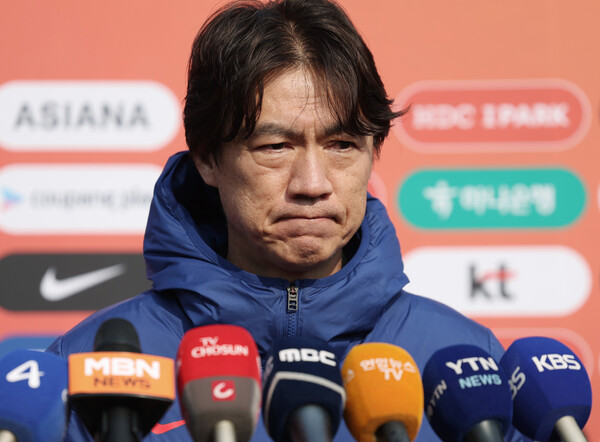 홍명보 대한민국 축구대표팀 감독이 지난 17일 경기 고양종합보조운동장에서 3월 A매치 대비 훈련에 앞서 인터뷰를 하고 있다. ⓒ뉴시스