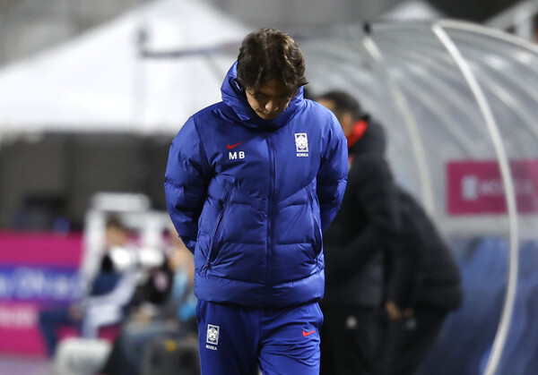 25일 경기 수원시 수원월드컵경기장에서 열린 2026 국제축구연맹(FIFA) 북중미 월드컵 아시아 지역 3차 예선 B조 8차전 대한민국과 요르단의 경기에서 홍명보 감독이 고개를 숙이고 있다. ⓒ뉴시스