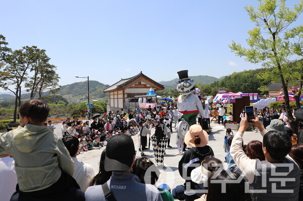 2025 어린이선비축제_앨리스 퍼레이드 (사진=영주시)