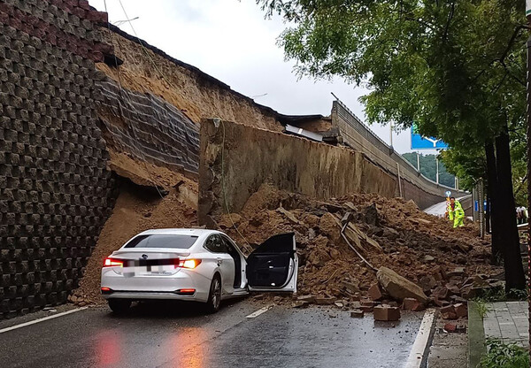경기 오산시 가장교차로 옹벽이 도로로 무너져 차량을 덮치는 사고가 발생해 소방 당국이 대응 1단계를 발령, 구조작업을 벌이고 있다. (사진=경기도소방재난본부 제공)