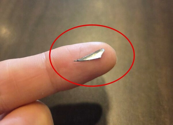 컴포즈커피 음료에서 나온 금속 이물질. ⓒ 제보자