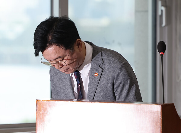 김영훈 고용노동부 장관이 20일 오전 서울 여의도 국회 환경노동위원회 전체회의에서 청도 열차 사고에 대해 고개 숙여 사과하고 있다. ⓒ 뉴시스