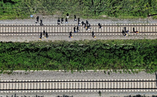 무궁화호 열차가 선로 인근에서 작업 중이던 근로자 7명을 치는 사고가 발생한 19일 경북 청도군 화양읍 삼신리 경부선 철로에서 경찰과 소방, 코레일 등 관계들이 사고가 난 현장을 조사하고 있다. ⓒ뉴시스