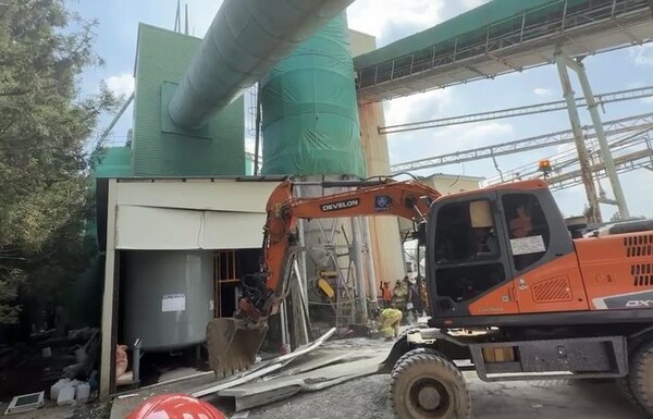 21일 오후 전남 순천시 한 레미콘 회사 내 간이탱크에서 작업자 3명이 쓰러져 있다는 신고가 접수돼 소방 당국이 구조를 위해 탱크 해체 작업을 하고 있다. ⓒ 순천소방서