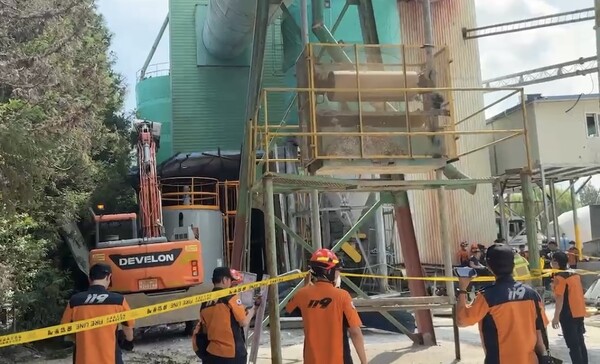 지난 21일 오후 전남 순천시 한 레미콘 회사 내 간이탱크에서 작업자 3명이 쓰러져있다는 신고가 접수돼 소방 당국이 구조를 위해 탱크 해체 작업을 하고 있다. ⓒ 뉴시스