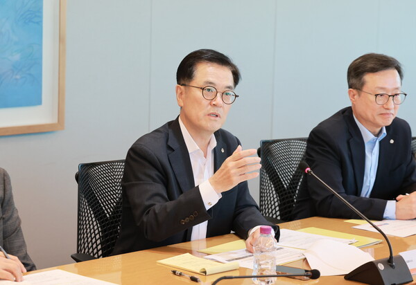 18일(목) 열린 '고객신뢰혁신 TF' 출범 킥 오프 미팅에서 이경근 대표이사 사장(사진 중앙)이 발언하고 있다. ⓒ 한화생명