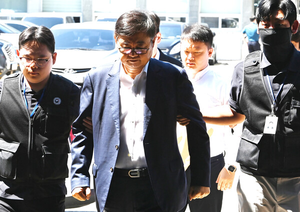 공장 화재로 23명의 사망자가 발생한 리튬전지 제조업체 아리셀의 박순관 대표와 박중언 아리셀 총괄본부장이 지난해 8월 28일 영장실질심사를 마친 후 수원남부경찰서로 들어서고 있다. ⓒ 뉴시스