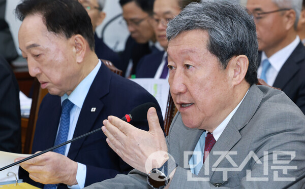 22일 오전 여의도 국회 보건복지위원회 한국보건산업진흥원 등 산하기관 국정감사에서 차순도 한국보건산업진흥원장이 의원들의 질의에 답변하고 있다.   ⓒ민주신문 김현수 기자