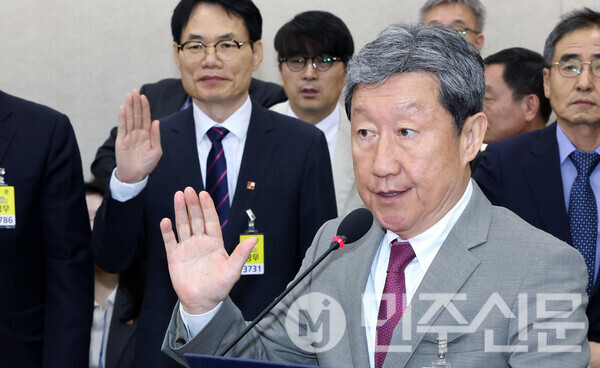22일 오전 여의도 국회 보건복지위원회 한국보건산업진흥원 등 산하기관 국정감사에서 차순도 한국보건산업진흥원장이 발언대에 나와 선서를 하고 있다.   ⓒ민주신문 김현수 기자