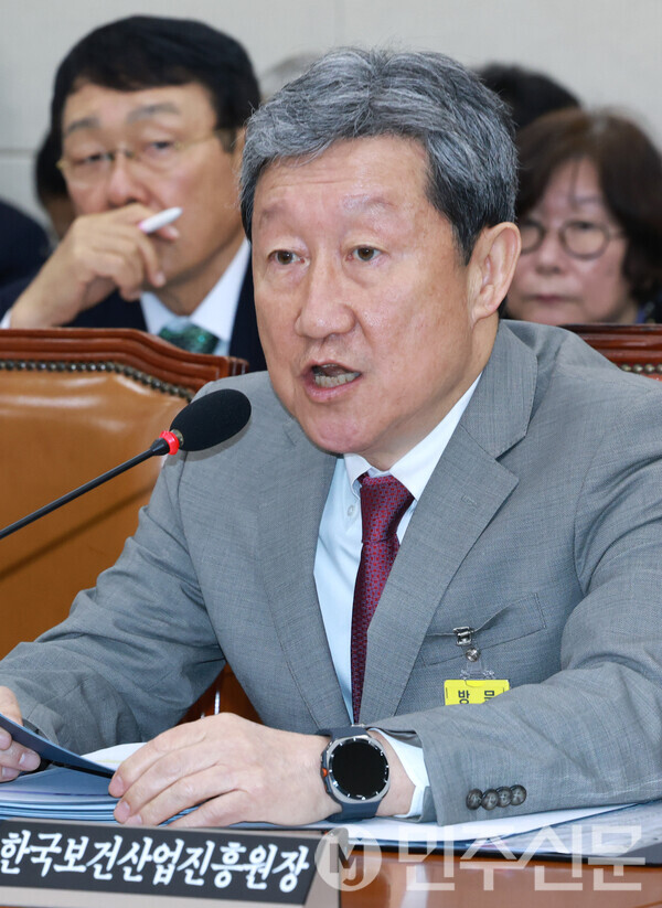 22일 오전 여의도 국회 보건복지위원회 한국보건산업진흥원 등 산하기관 국정감사에서 차순도 한국보건산업진흥원장이 의원들의 질의에 답변하고 있다.  ⓒ민주신문 김현수 기자