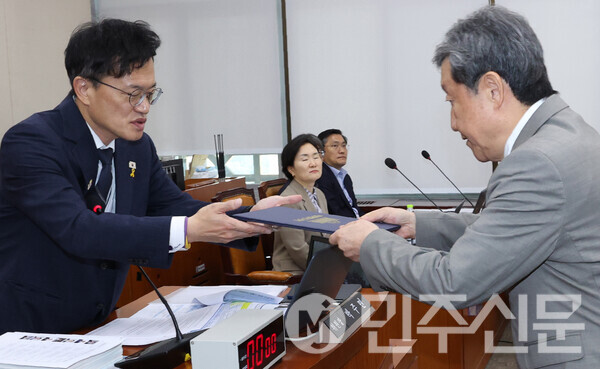 22일 오전 여의도 국회 보건복지위원회 한국보건산업진흥원 등 산하기관 국정감사에서 차순도 한국보건산업진흥원장이 업무보고를 마치고 박주민 위원장에게 보고서를 전달하고 있다.   ⓒ민주신문 김현수 기자