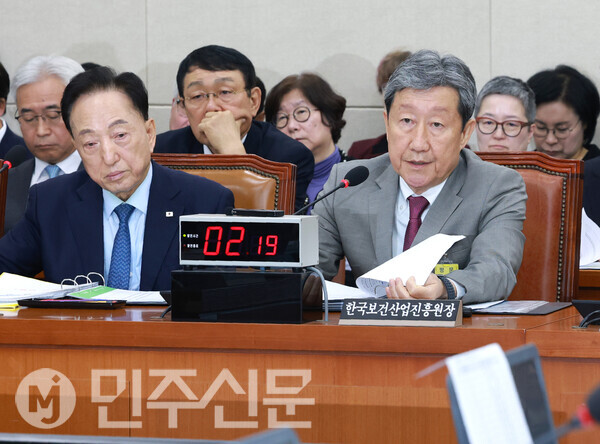 22일 오전 여의도 국회 보건복지위원회 한국보건산업진흥원 등 산하기관 국정감사에서 차순도 한국보건산업진흥원장이 의원들의 질의에 답변하고 있다.  ⓒ민주신문 김현수 기자