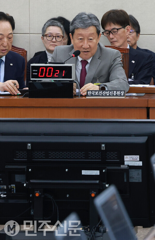 22일 오전 여의도 국회 보건복지위원회 한국보건산업진흥원 등 산하기관 국정감사에서 차순도 한국보건산업진흥원장이 의원들의 질의에 답변하고 있다.  ⓒ민주신문 김현수 기자
