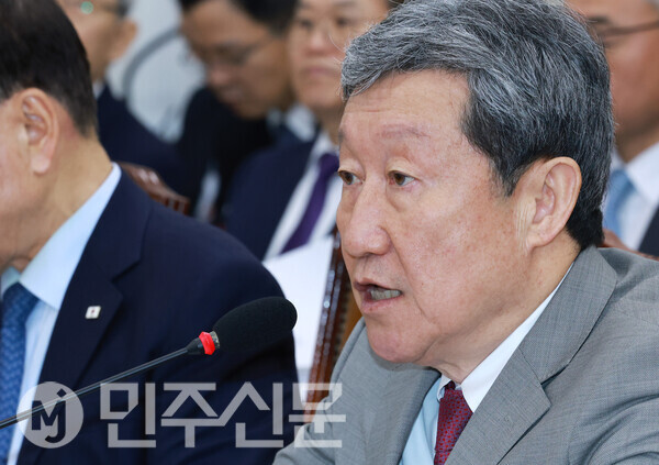 22일 오전 여의도 국회 보건복지위원회 한국보건산업진흥원 등 산하기관 국정감사에서 차순도 한국보건산업진흥원장이 의원들의 질의에 답변하고 있다.  ⓒ민주신문 김현수 기자