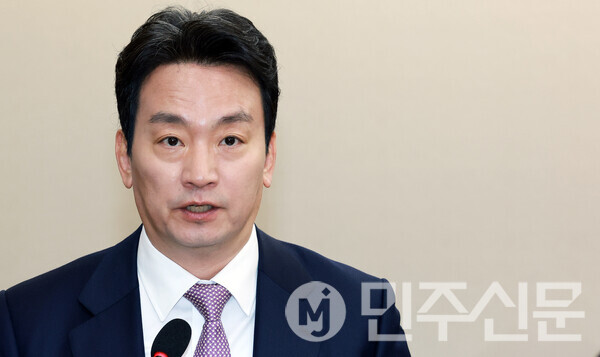 23일 오전 여의도 국회 과방위에서 열린 한국방송공사 국정감사에서 박장범 KBS(한국방송공사) 사장이 출석해 발언대에 나와 업무보고를 하고 있다.  ⓒ민주신문 김현수 기자