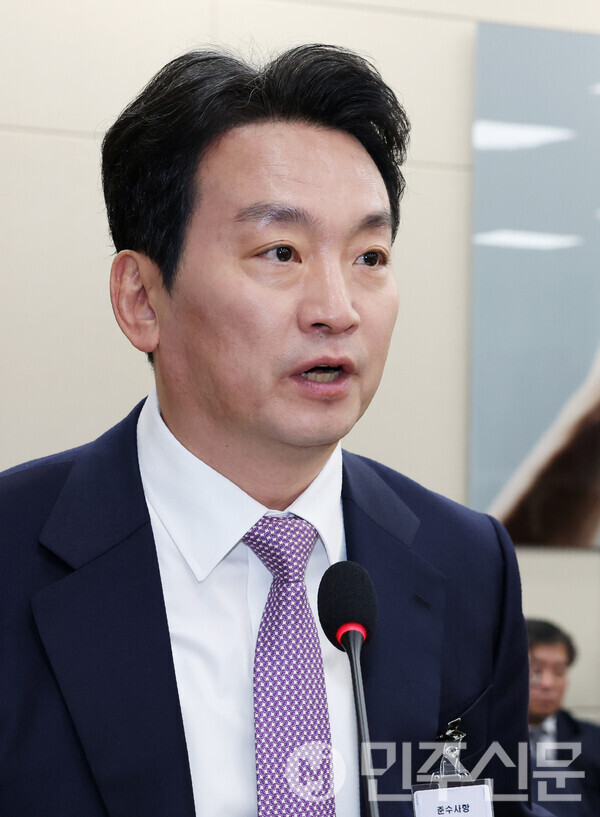 23일 오전 여의도 국회 과방위에서 열린 한국방송공사 국정감사에서 박장범 KBS(한국방송공사) 사장이 출석해 발언대에 나와 업무보고를 하고 있다.  ⓒ민주신문 김현수 기자