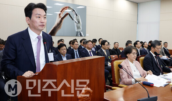 23일 오전 여의도 국회 과방위에서 열린 한국방송공사 국정감사에서 박장범 KBS(한국방송공사) 사장이 출석해 발언대에 나와 업무보고를 하고 있다.  ⓒ민주신문 김현수 기자