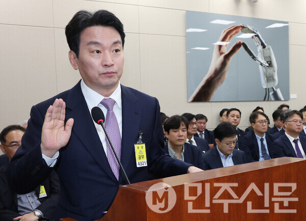 23일 오전 여의도 국회 과방위에서 열린 한국방송공사 국정감사에서 박장범 KBS(한국방송공사) 사장이 출석해 발언대에 나와 선서를 하고 있다.  ⓒ민주신문 김현수 기자