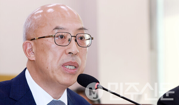 조원철 법제처장이 24일 오전 서울 여의도 국회 법제사법위원회에서 열린 법제처에 대한 국정감사에 출석해 의원들의 질의에 답변하고 있다.  ⓒ민주신문 김현수 기자