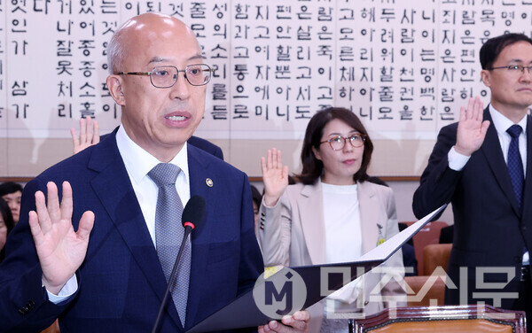 조원철 법제처장이 24일 오전 서울 여의도 국회 법제사법위원회에서 열린 법제처에 대한 국정감사에 출석해 발언대에 나와 선서를 하고 있다.  ⓒ민주신문 김현수 기자