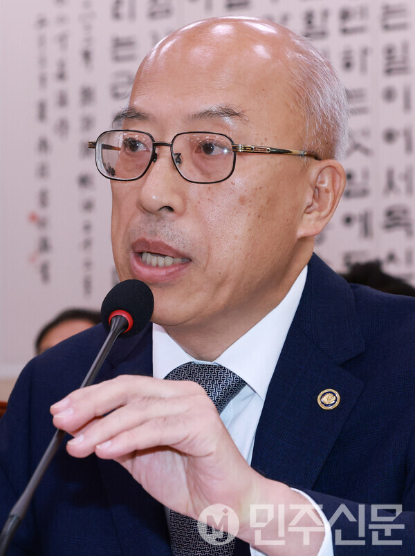 조원철 법제처장이 24일 오전 서울 여의도 국회 법제사법위원회에서 열린 법제처에 대한 국정감사에 출석해 의원들의 질의에 답변하고 있다.  ⓒ민주신문 김현수 기자