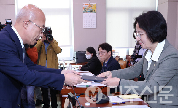 조원철 법제처장이 24일 오전 서울 여의도 국회 법제사법위원회에서 열린 법제처에 대한 국정감사에 출석해 발언대에 나와 업무보고를 마치고 추미애 위원장에게 보고서를 전달하고 있다.  ⓒ민주신문 김현수 기자