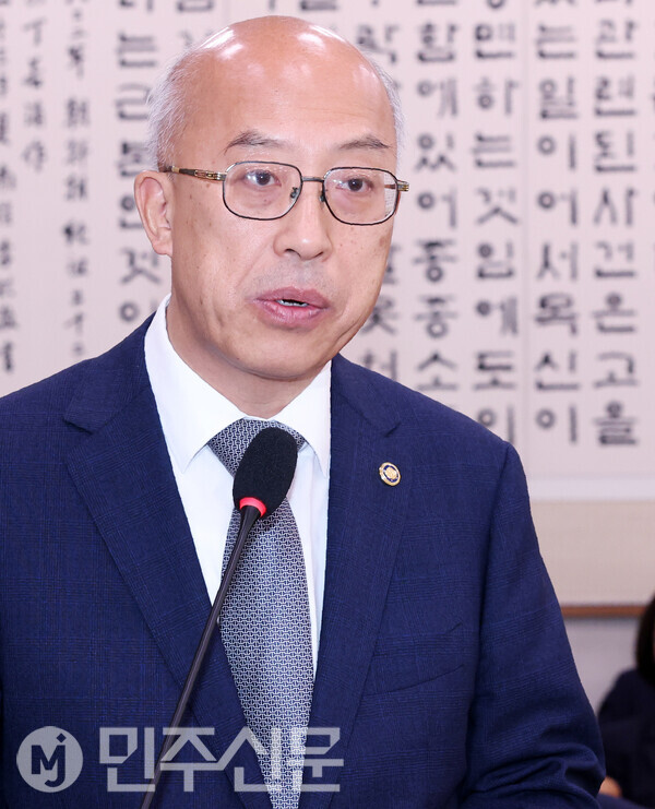 조원철 법제처장이 24일 오전 서울 여의도 국회 법제사법위원회에서 열린 법제처에 대한 국정감사에 출석해 발언대에 나와 업무보고를 하고 있다.  ⓒ민주신문 김현수 기자