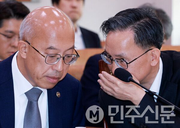 조원철 법제처장이 24일 오전 서울 여의도 국회 법제사법위원회에서 열린 법제처에 대한 국정감사에 출석해 감사시작전 관계직원과 대화를 나누고 있다.  ⓒ민주신문 김현수 기자