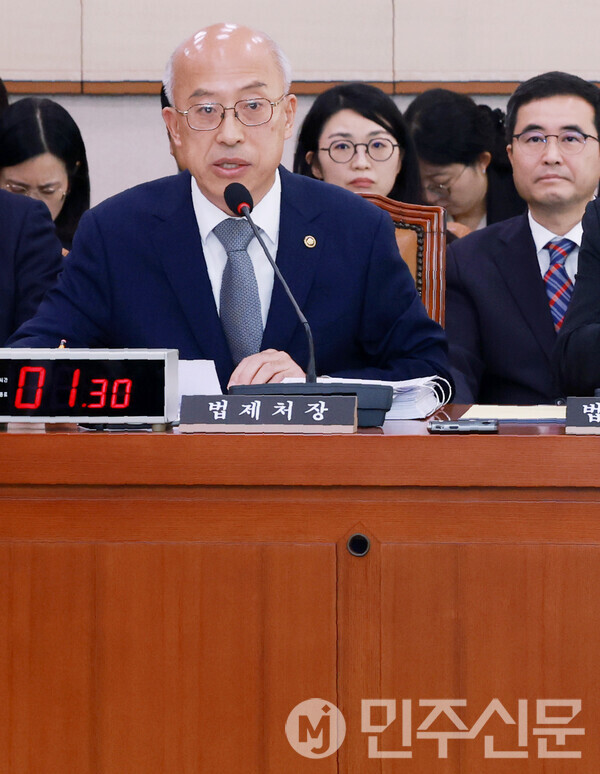 조원철 법제처장이 24일 오전 서울 여의도 국회 법제사법위원회에서 열린 법제처에 대한 국정감사에 출석해 의원들의 질의에 답변하고 있다.  ⓒ민주신문 김현수 기자