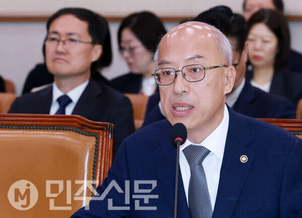 조원철 법제처장이 24일 오전 서울 여의도 국회 법제사법위원회에서 열린 법제처에 대한 국정감사에 출석해 의원들의 질의에 답변하고 있다.   ⓒ민주신문 김현수 기자