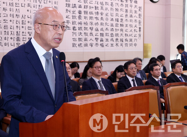 조원철 법제처장이 24일 오전 서울 여의도 국회 법제사법위원회에서 열린 법제처에 대한 국정감사에 출석해 발언대에 나와 업무보고를 하고 있다.         ⓒ민주신문 김현수 기자