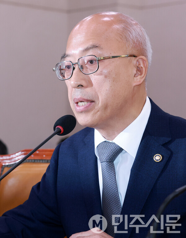 조원철 법제처장이 24일 오전 서울 여의도 국회 법제사법위원회에서 열린 법제처에 대한 국정감사에 출석해 의원들의 질의에 답변하고 있다. ⓒ민주신문 김현수 기자