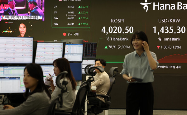 코스피가 전 거래일(3941.59)보다 58.20포인트(1.48%) 오른 3999.79에 개장한 27일 서울 중구 하나은행 딜링룸 전광판에 지수가 표시되고 있다. ⓒ 뉴시스